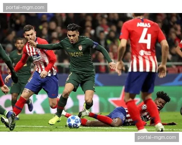 镜头捕捉：马赛老将帕耶被替换下场时，韦洛德罗姆球场的全场起立致敬